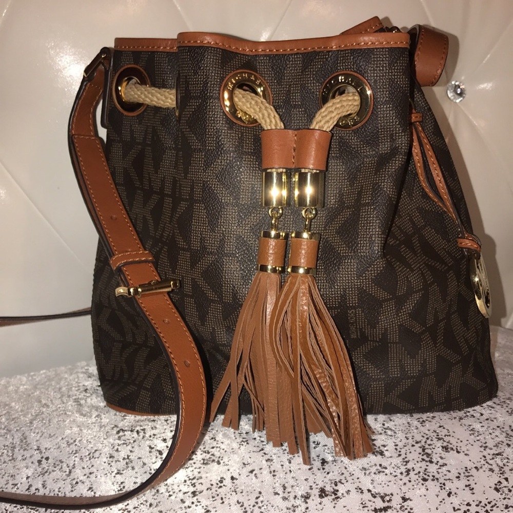 MARINA MEDIUM MESSENGER BUCKET BAG
